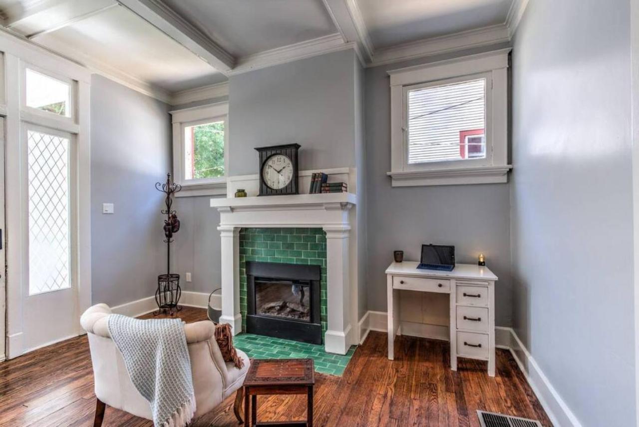 Elegant Colonial With Lovely Details And Character Memphis Eksteriør billede