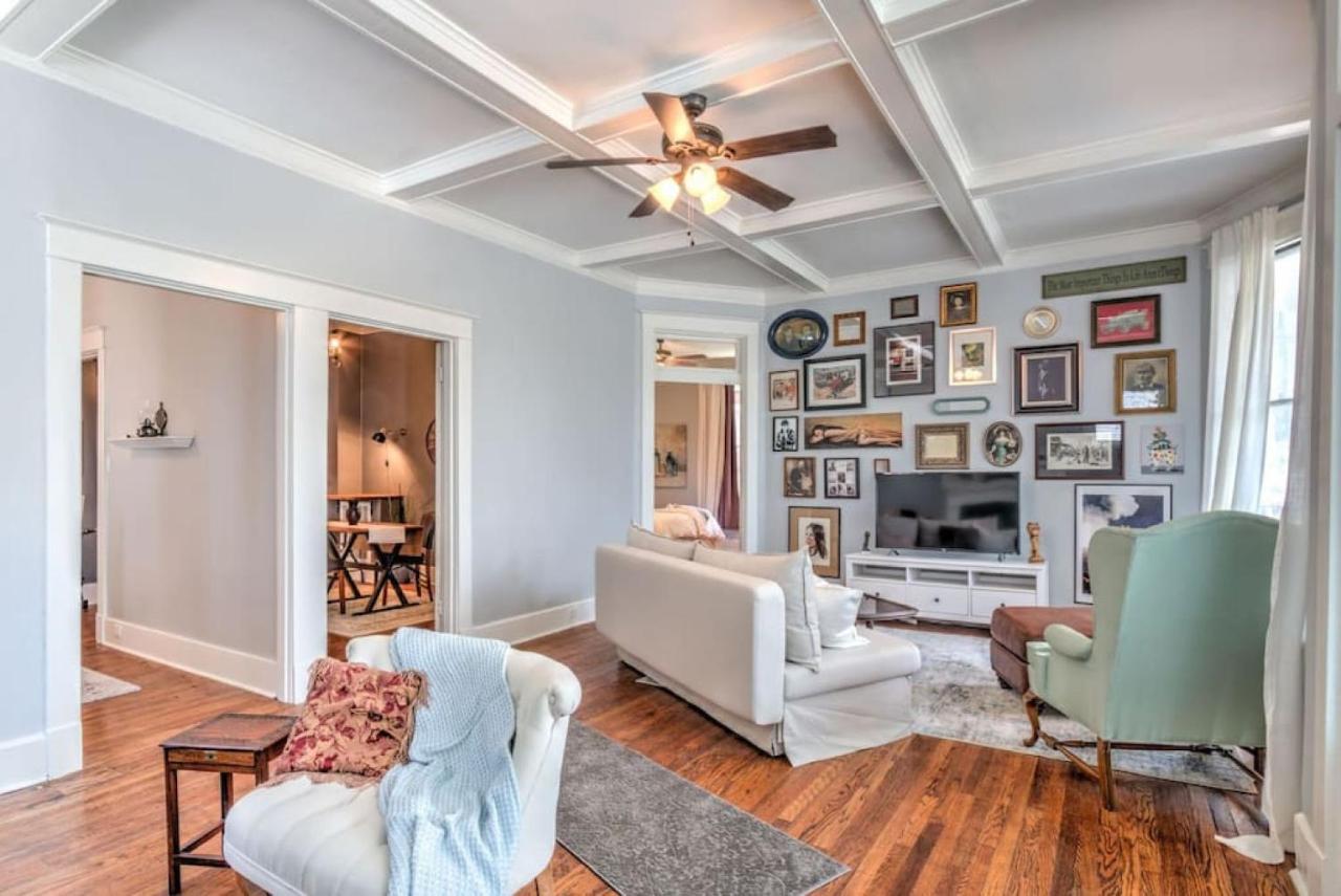 Elegant Colonial With Lovely Details And Character Memphis Eksteriør billede
