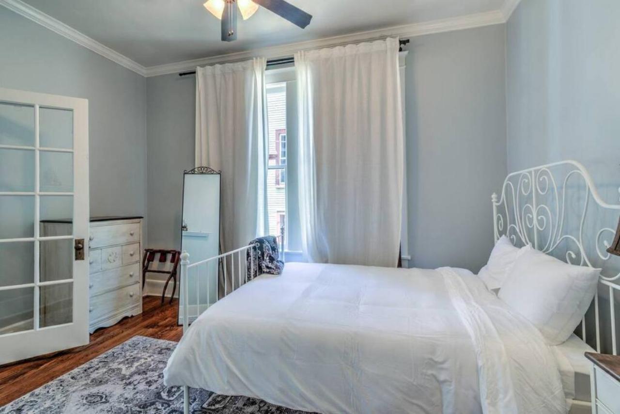 Elegant Colonial With Lovely Details And Character Memphis Eksteriør billede