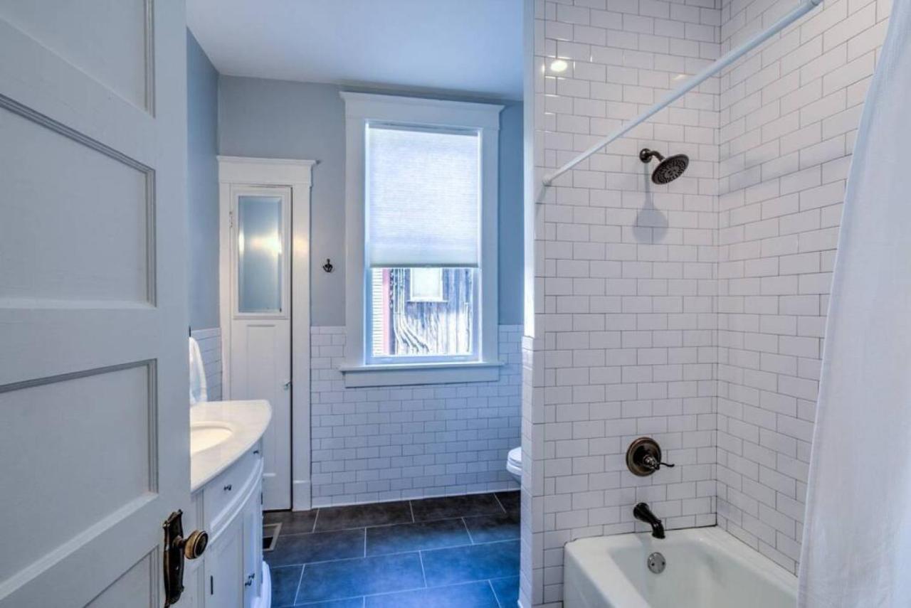 Elegant Colonial With Lovely Details And Character Memphis Eksteriør billede