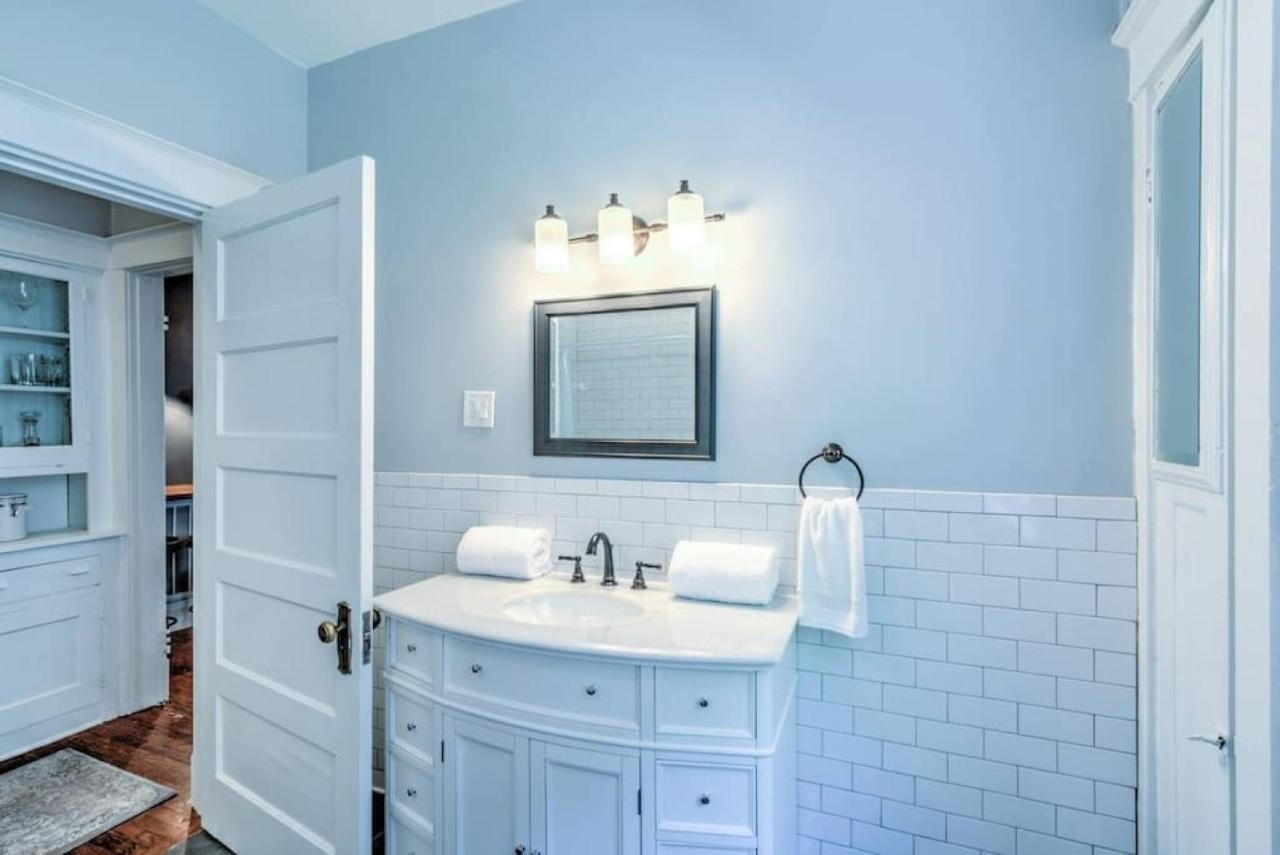 Elegant Colonial With Lovely Details And Character Memphis Eksteriør billede