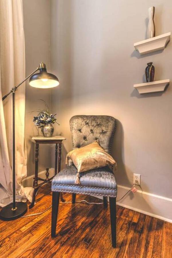 Elegant Colonial With Lovely Details And Character Memphis Eksteriør billede