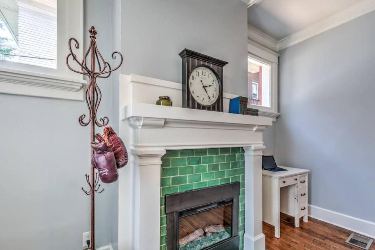 Elegant Colonial With Lovely Details And Character Memphis Eksteriør billede