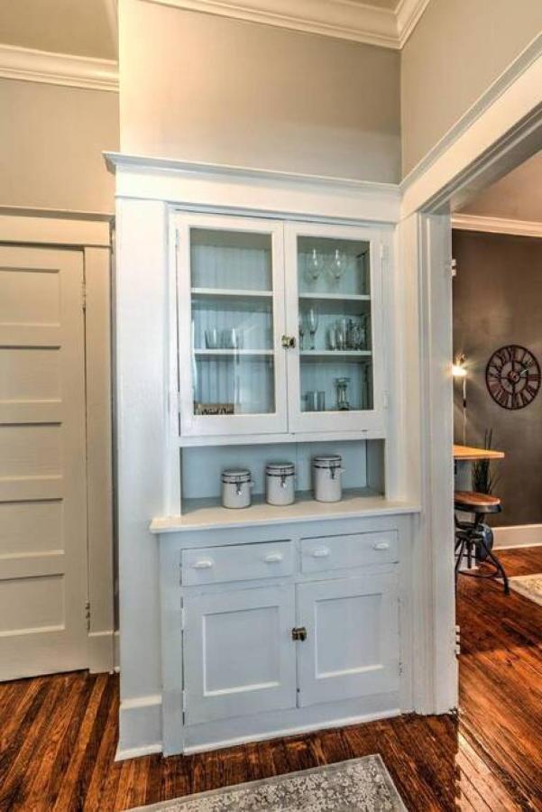 Elegant Colonial With Lovely Details And Character Memphis Eksteriør billede