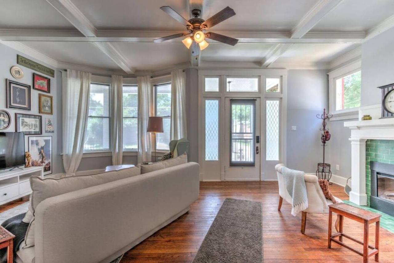 Elegant Colonial With Lovely Details And Character Memphis Eksteriør billede
