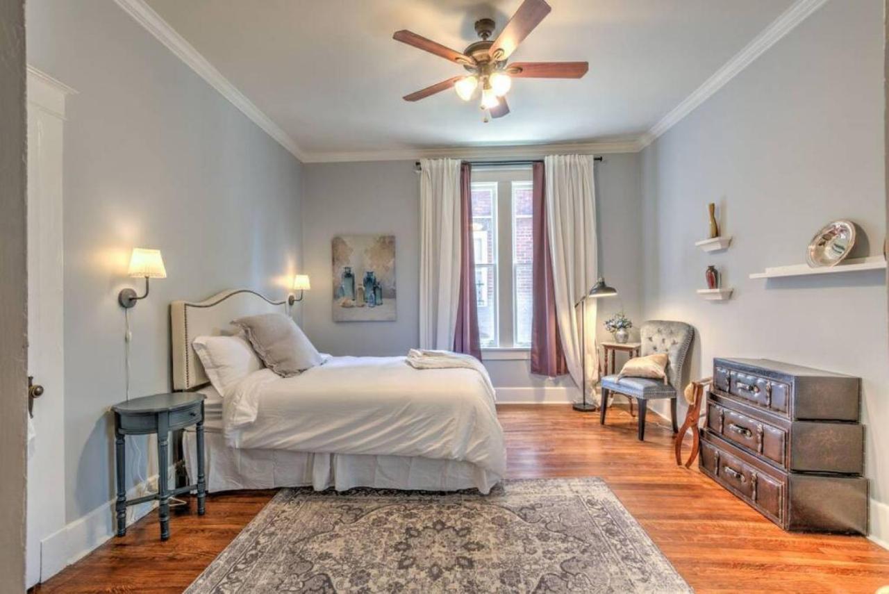 Elegant Colonial With Lovely Details And Character Memphis Eksteriør billede