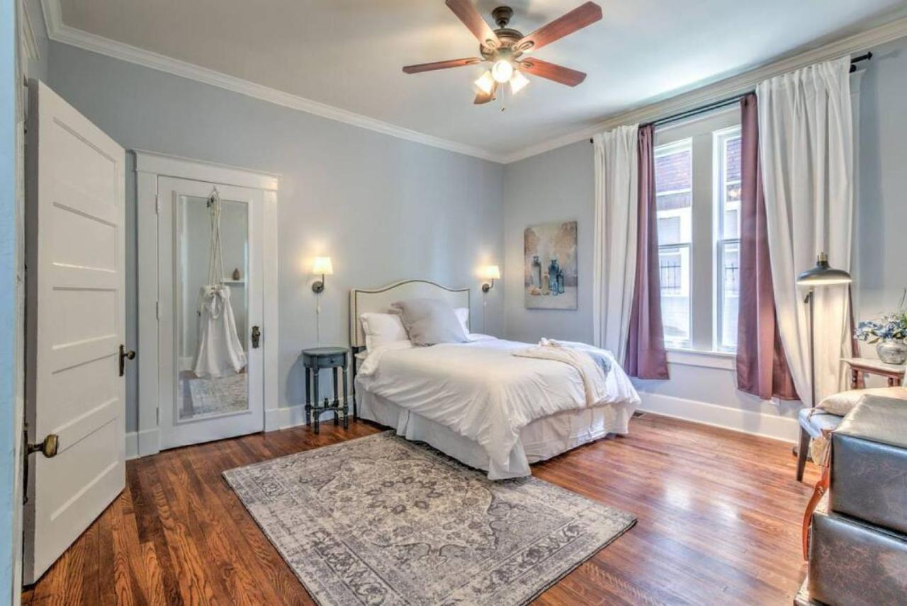 Elegant Colonial With Lovely Details And Character Memphis Eksteriør billede