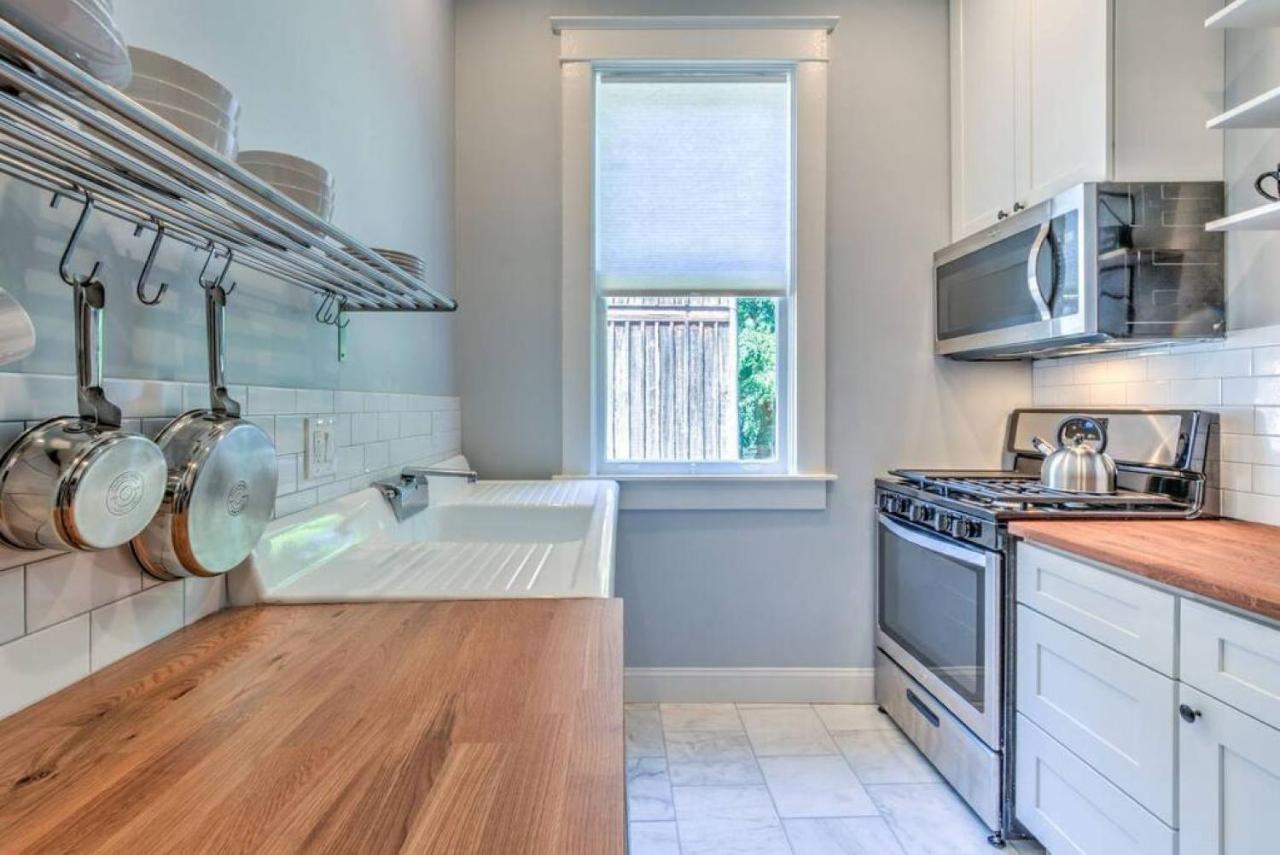 Elegant Colonial With Lovely Details And Character Memphis Eksteriør billede