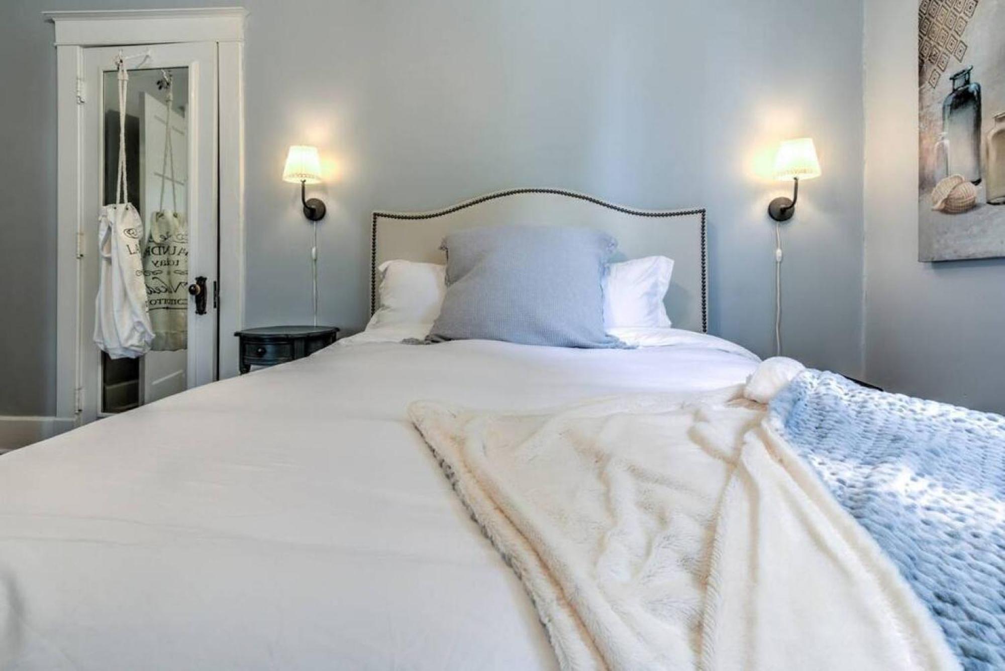 Elegant Colonial With Lovely Details And Character Memphis Eksteriør billede
