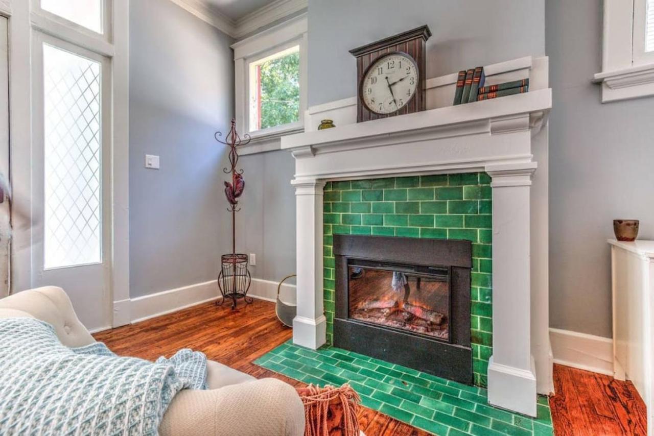 Elegant Colonial With Lovely Details And Character Memphis Eksteriør billede